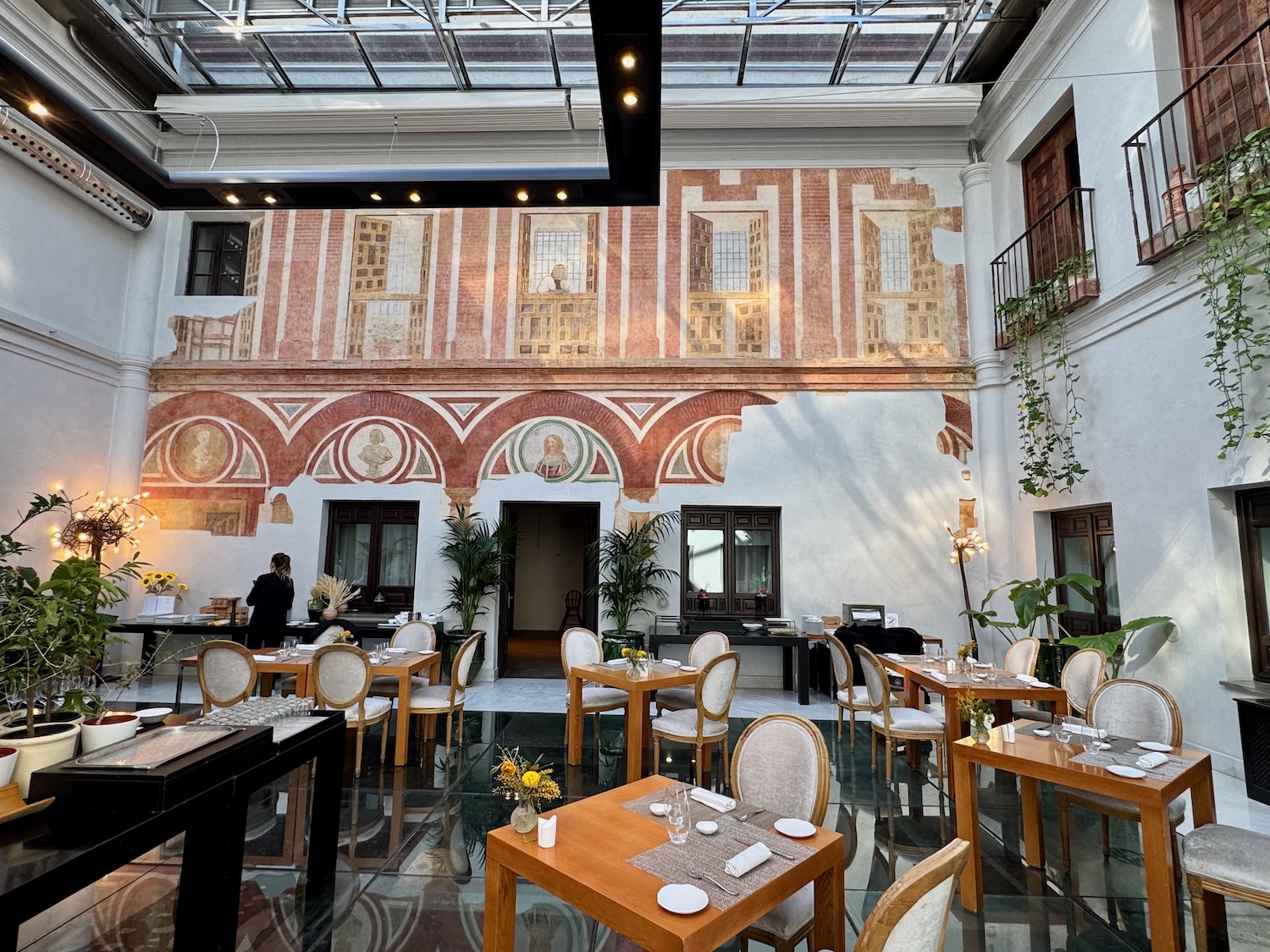 Überdachter Innenhof / Speisesaal